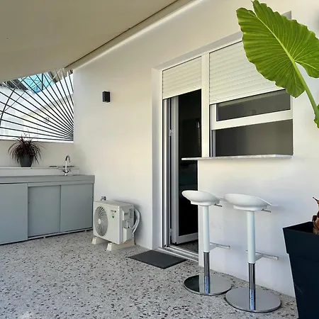 R1 Blue Paradise Private Terrace Jacuzzi * Athens