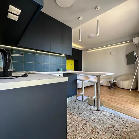 R1 Blue Paradise Private Terrace Jacuzzi Apartment *