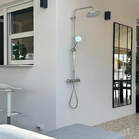 R1 Blue Paradise Private Terrace Jacuzzi Apartment